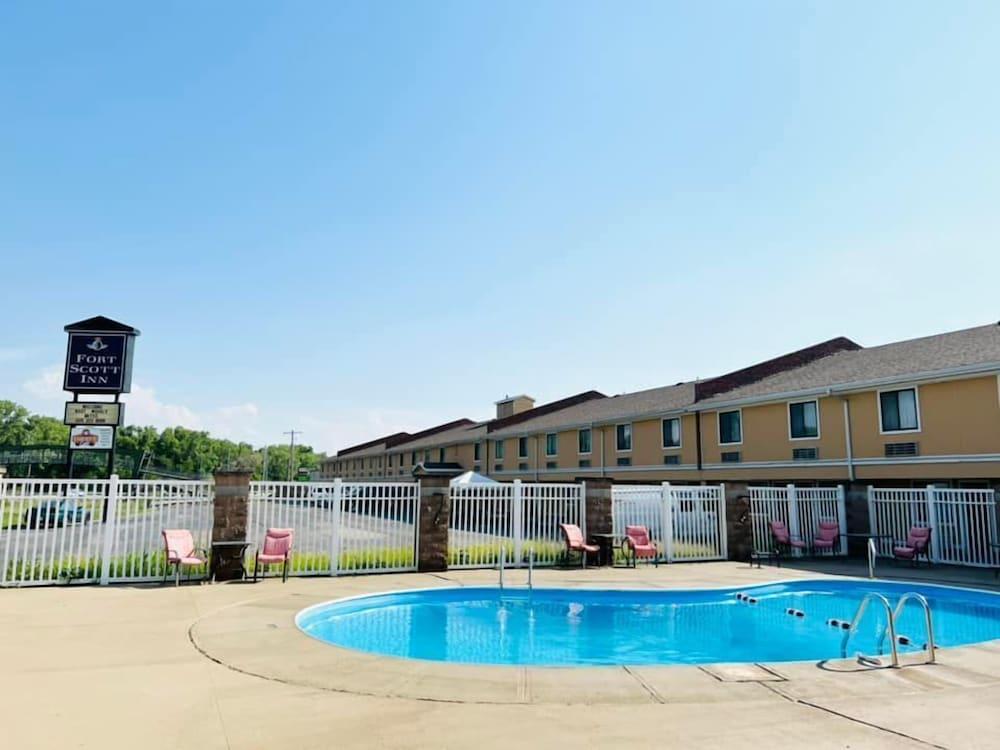 Super 8 By Wyndham Fort Scott Экстерьер фото